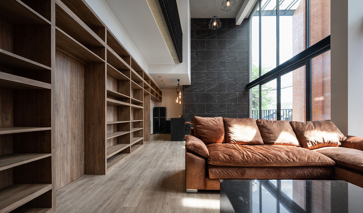 Gigantic terracotta-tile walls added to create a buffer zone in Pakkret House in Thailand