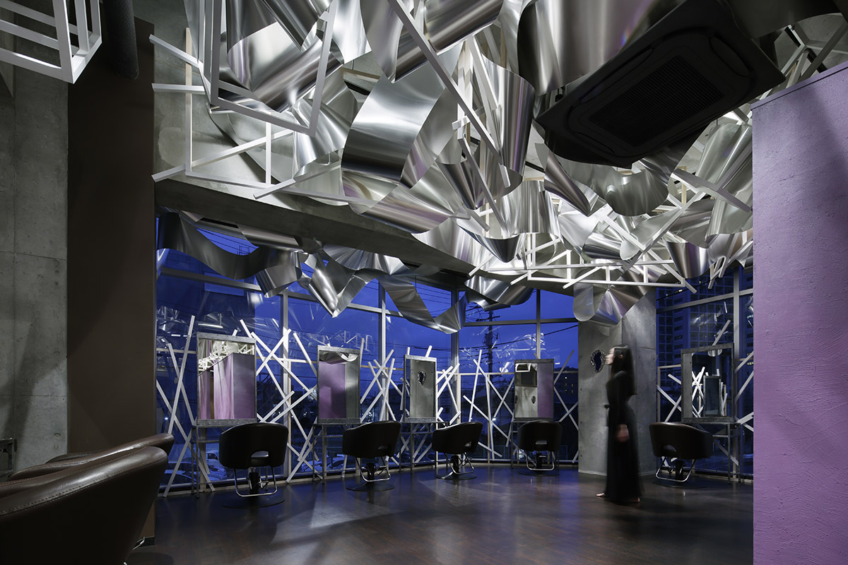 Moriyuki Ochiai creates infinite 3D surface by using thousands of aluminum sheets in a beauty salon