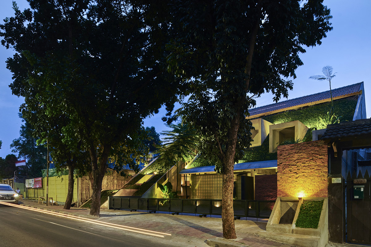 RAD+ar redesigns old vernacular building with tropical architecture as its main office in Jakarta