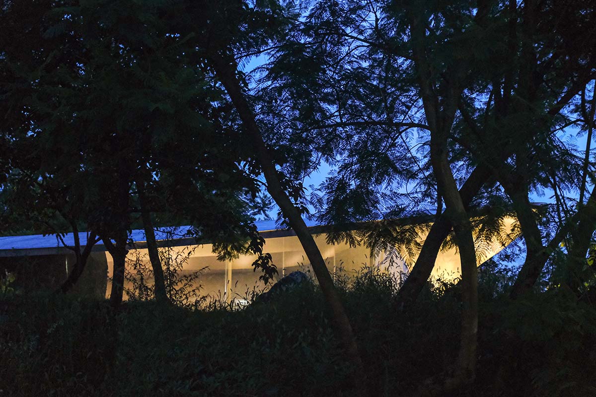 Archermit built a rock-shaped bakery supported by a giant stone in a Chinese village