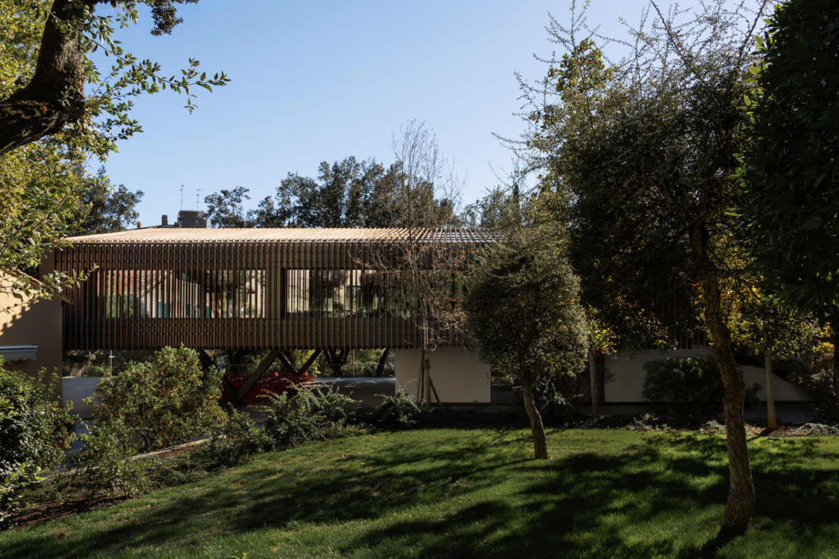 Alvisi Kirimoto and Studio Gemma built new educational hub evoking a classic tree house in Rome 