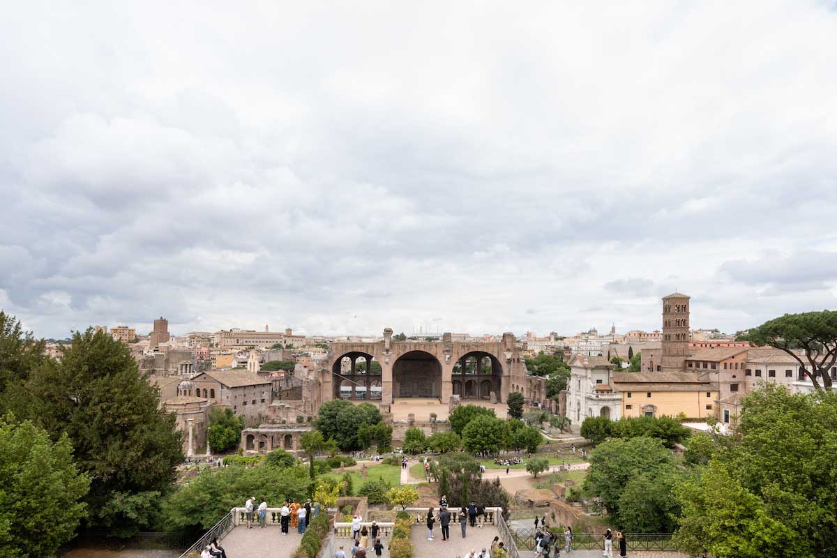 Alvisi Kirimoto creates a modern stage with the echoes of time at the Basilica di Massenzio