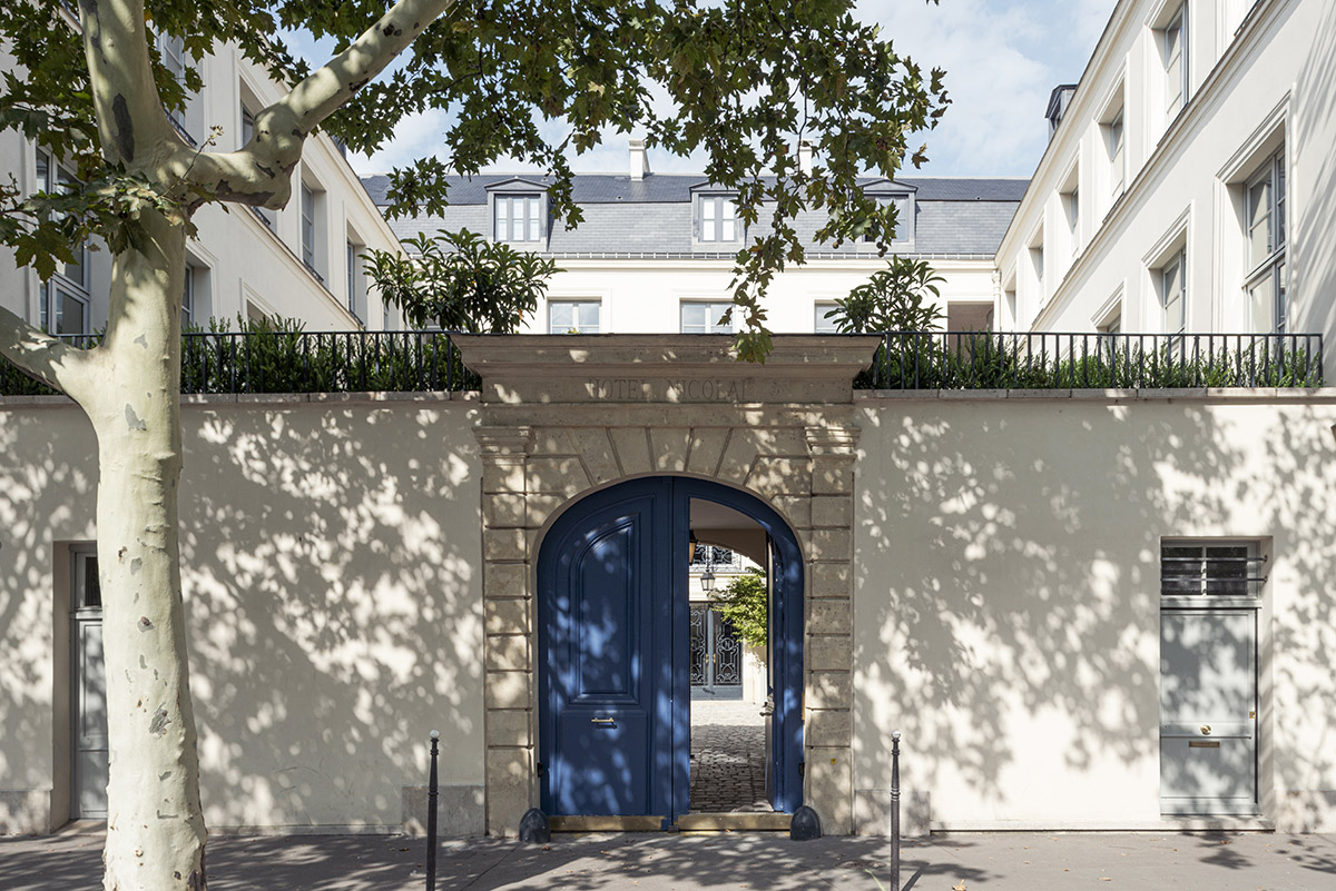 noa* converts 18th century hotel in Paris into an apartment with curved lines and scent of wood