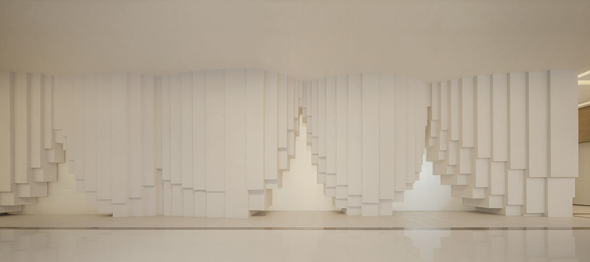 Simple Cuisine Gallery mimics waterfalls, with flowing facades that evoke water movement in China 