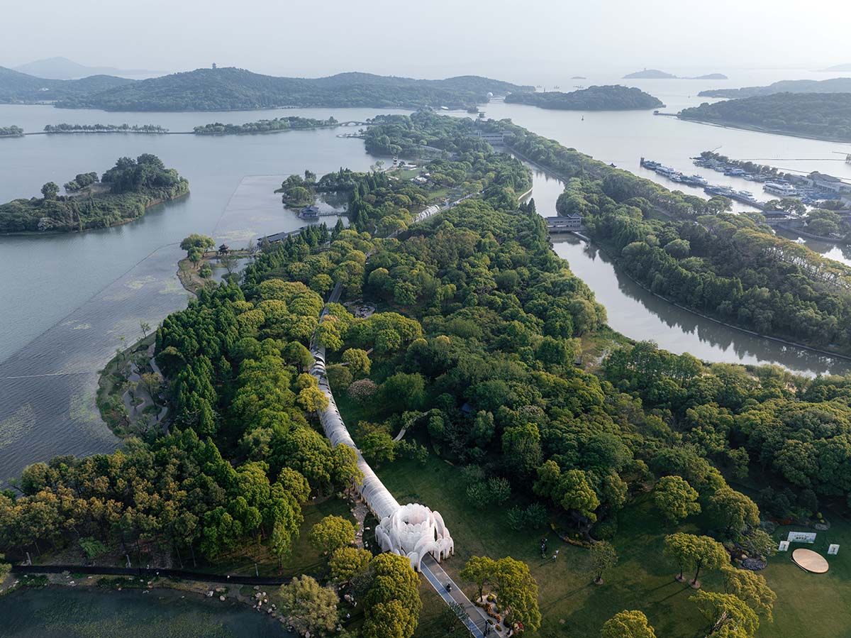 Wutopia Lab creates dragon-like pergola referencing traditional Chinese paintings in Wuxi