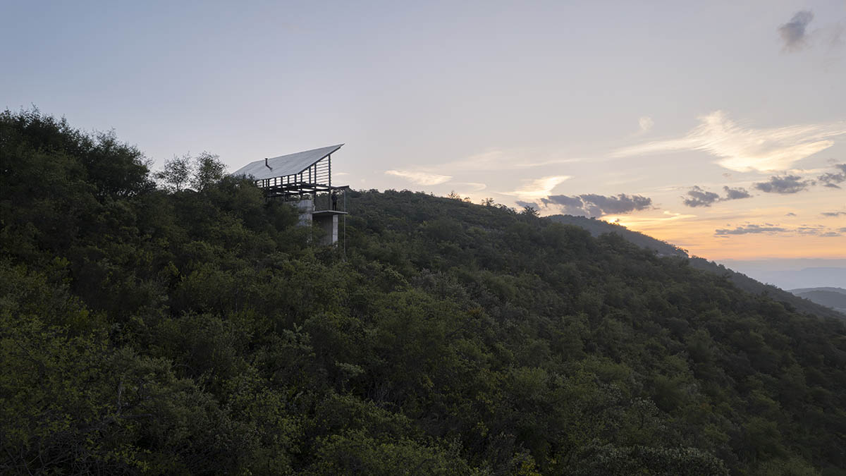 Espina Pavilion embraces structural and visual balance with minimal footprint on Mexican hills 