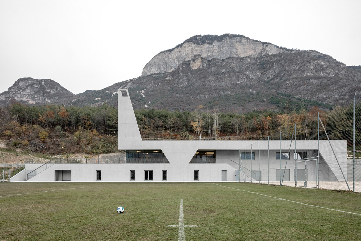 Un impianto sportivo di MoDusArchitects fa una dichiarazione audace con la sua torre faro a Posen, in Italia 