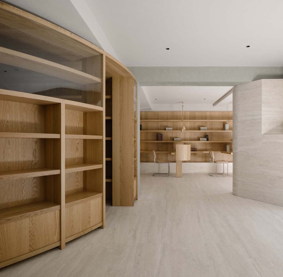 Atelier tao+c создает читальный зал с полукруглыми книжными полками и деревянными конструкциями в Шанхае 
