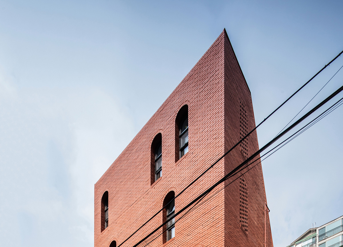 stpmj's New Five-Story House Adapts To A Narrow Plot With
