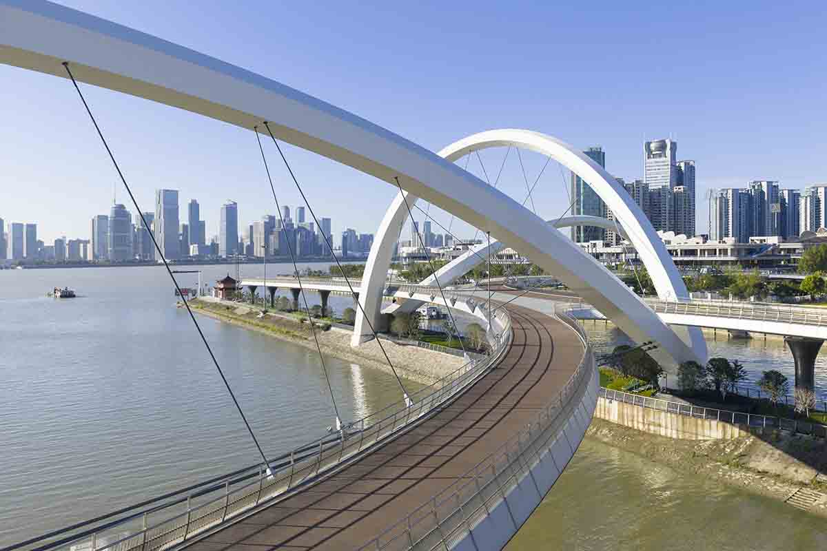 Zaha Hadid Architects reveals the silk-inspired bridge of Hangzhou with a sinuous form