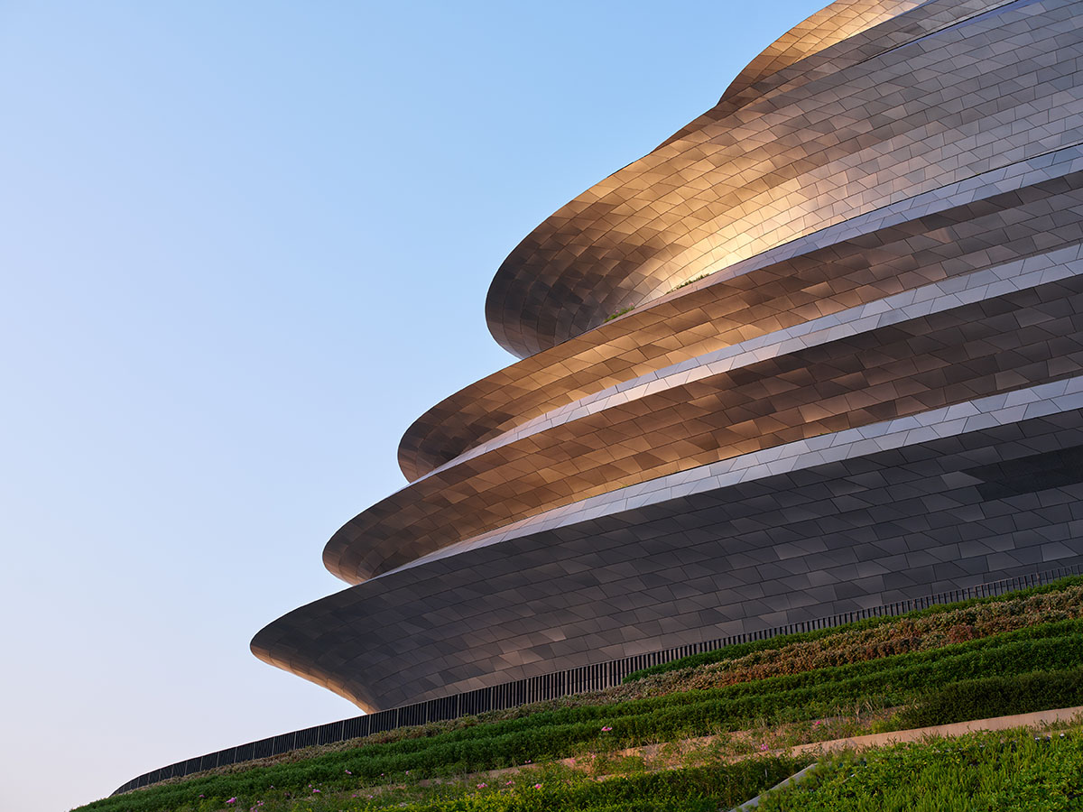 A spaceship-like science and technology museum by Zaha Hadid Architects opens in Shenzhen