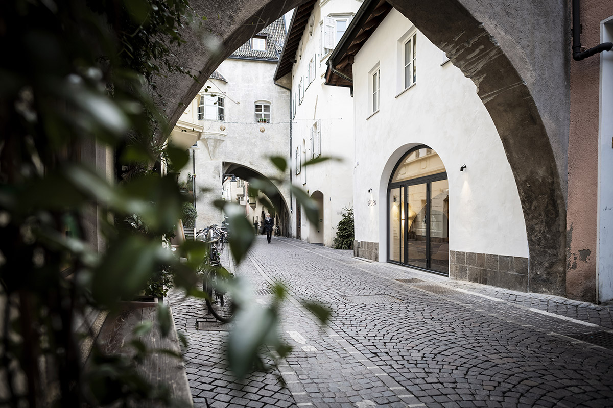noa* transforms 19th-century workshop house into bohemian-style bistro with deep alcoves in Italy
