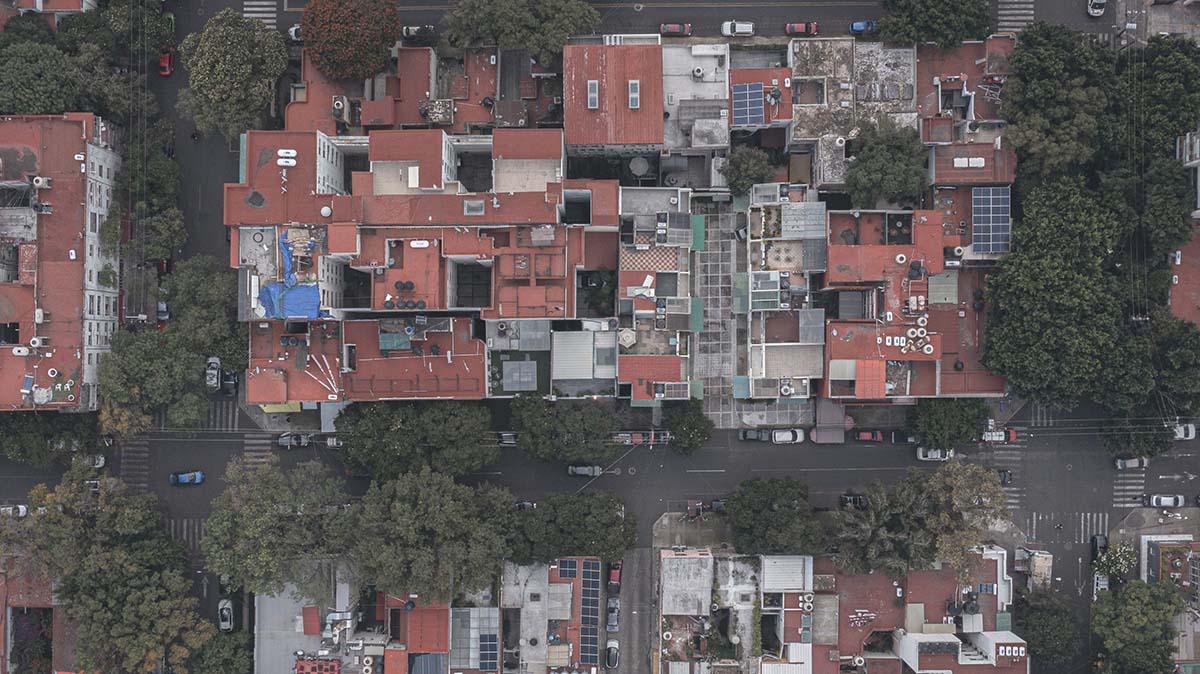 AMASA Estudio renovates 1940s house with green tones and central skylight in Mexico