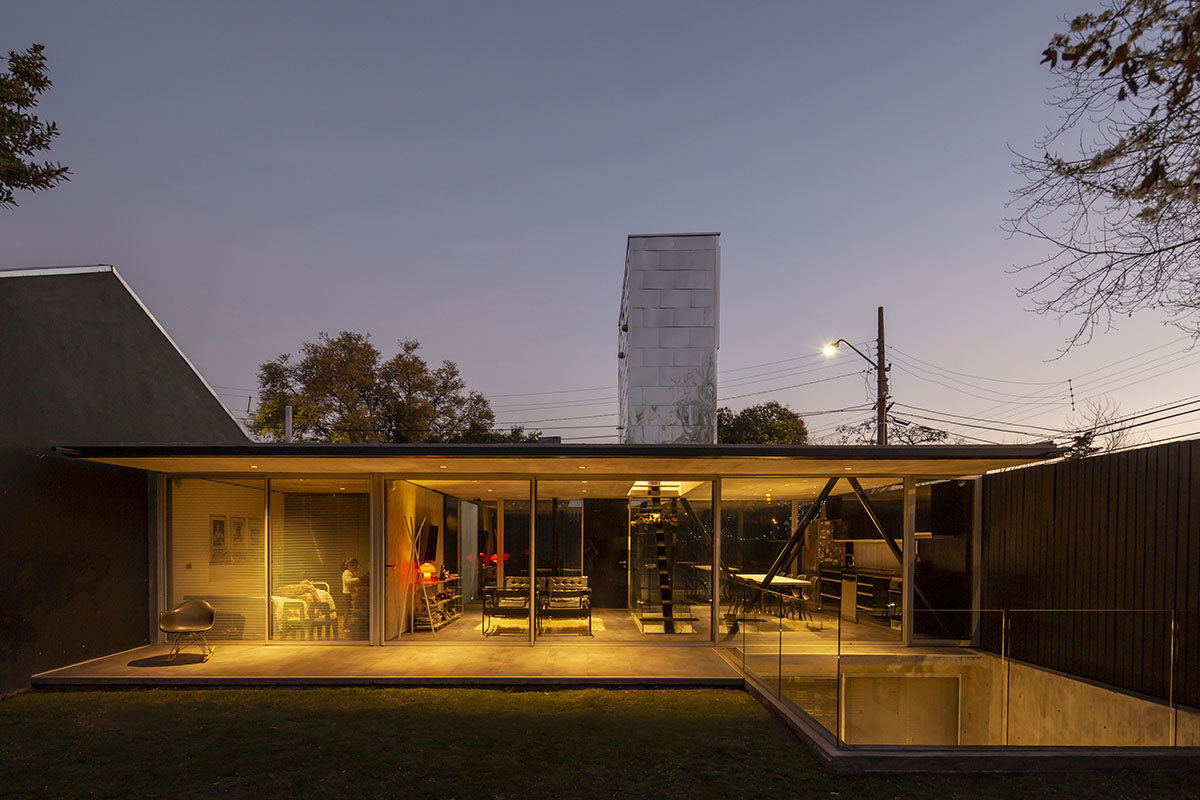 Rodolfo Ca&ntilde;as' hermetic family house defined by protruding skylight in central Chile