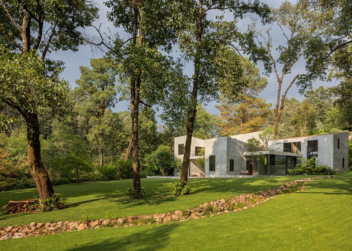 ESTUDIO Ignacio Urquiza Ana Paula de Alba completes residence in Mexican forested landscape