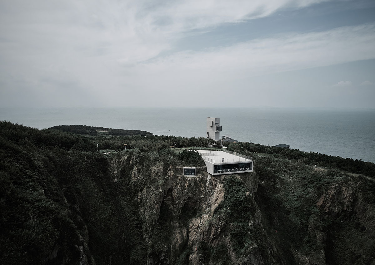 TAO built concrete cafe on a cliff as an extension of the land in China