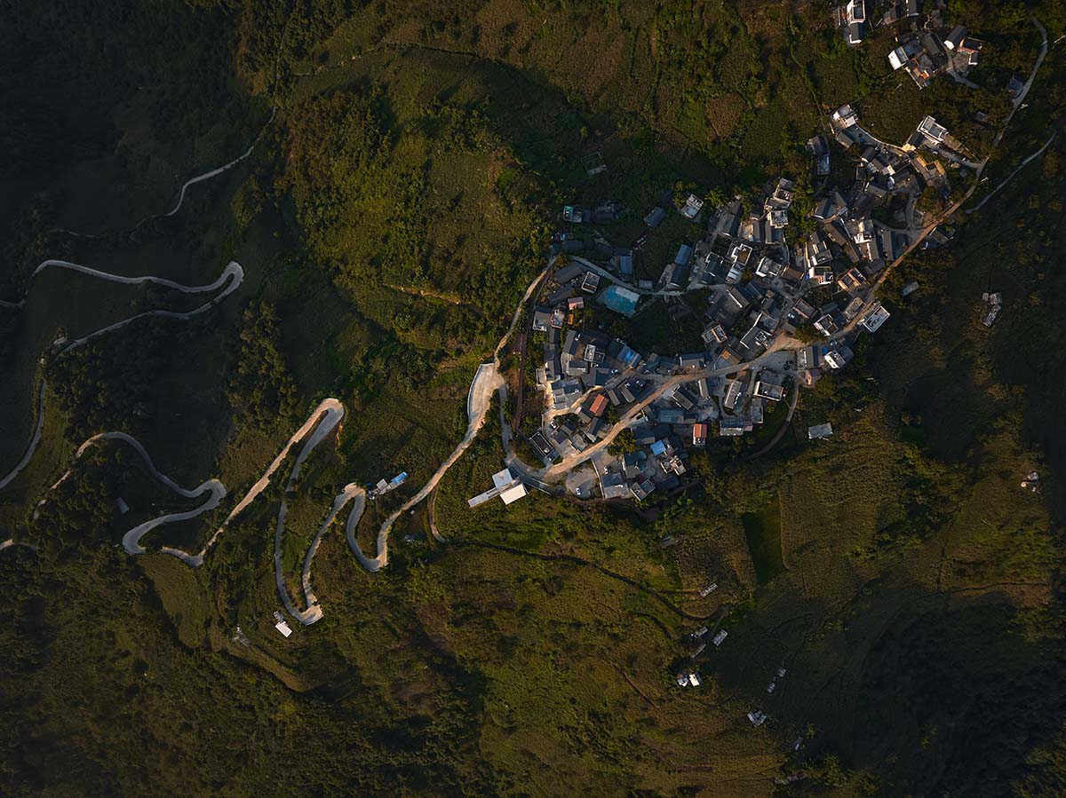 TAO completes concrete bookstore with protruding structure on a steep slope in China 
