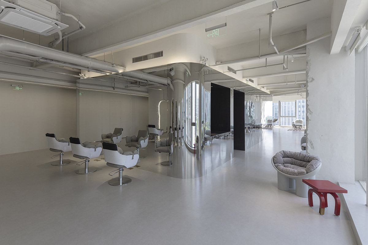Atelier Right Hub designs hair salon with continuous mirrored surfaces in Hangzhou
