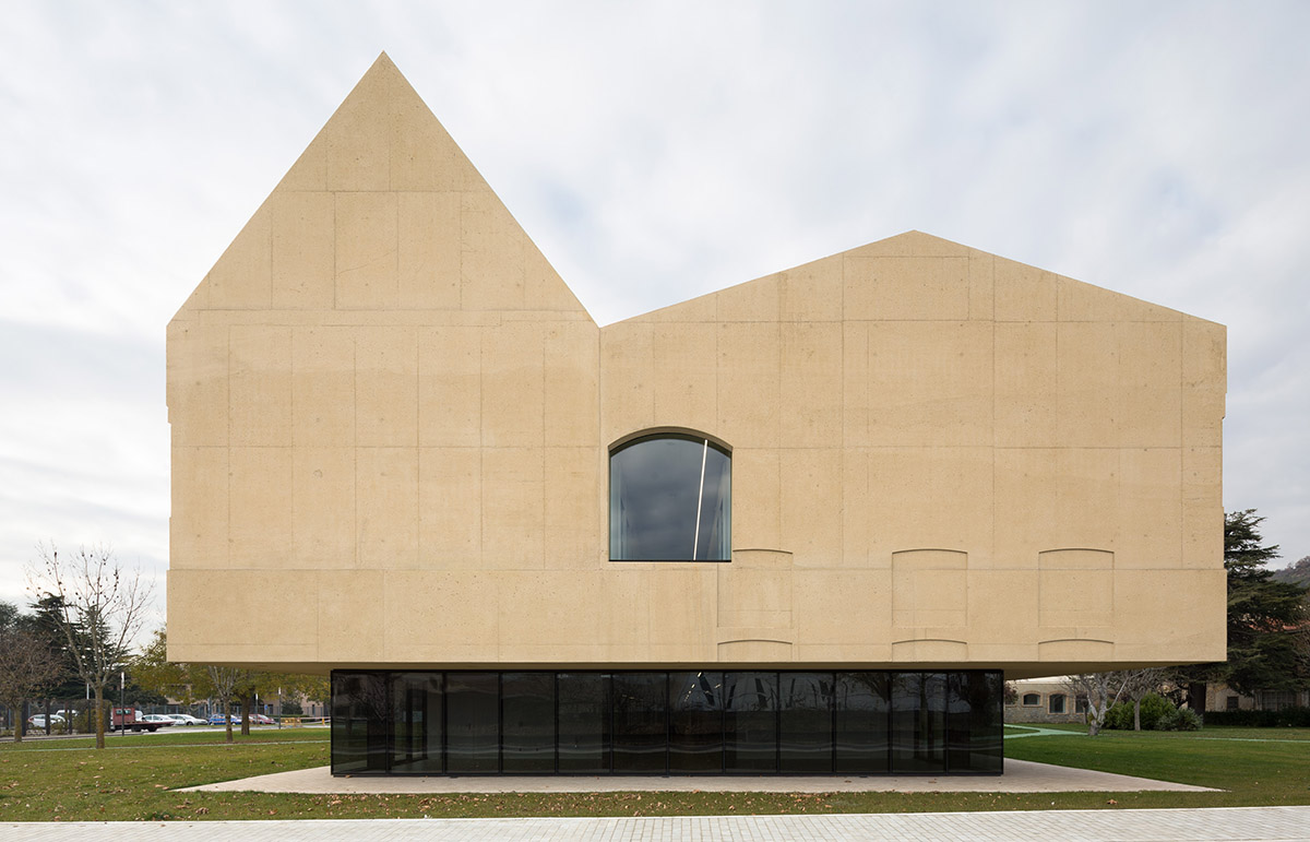 Vaillo+Irigaray Architects' pavilion-like Psychiatric Center is dissolved within historic buildings