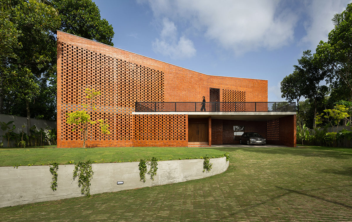 Srijit Srinivas - ARCHITECTS built brick family house with angled  triangular façade in Kerala