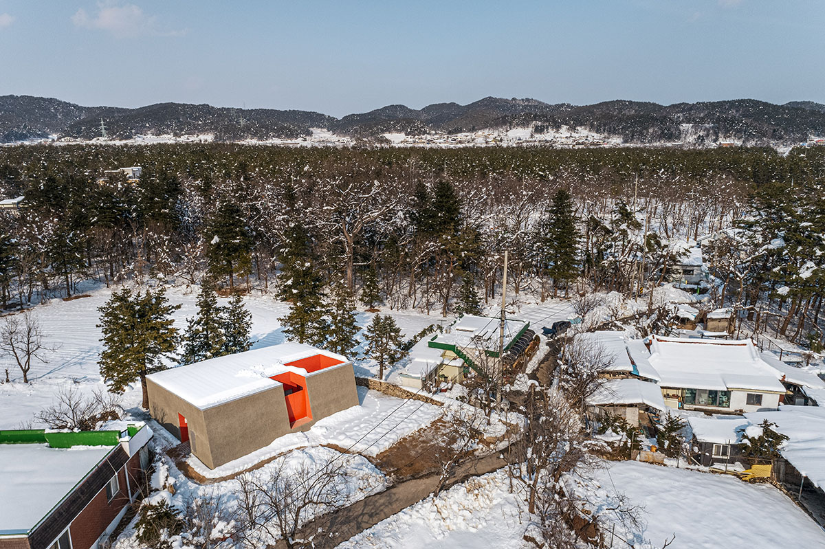 Large orange slit makes Doldam House shine in the natural setting in South Korea 