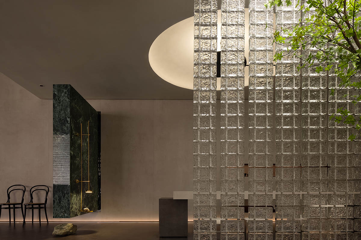 Curved walls and cave-like holes form I.T CERAMICHE Headquarters by Foshan Topway Design