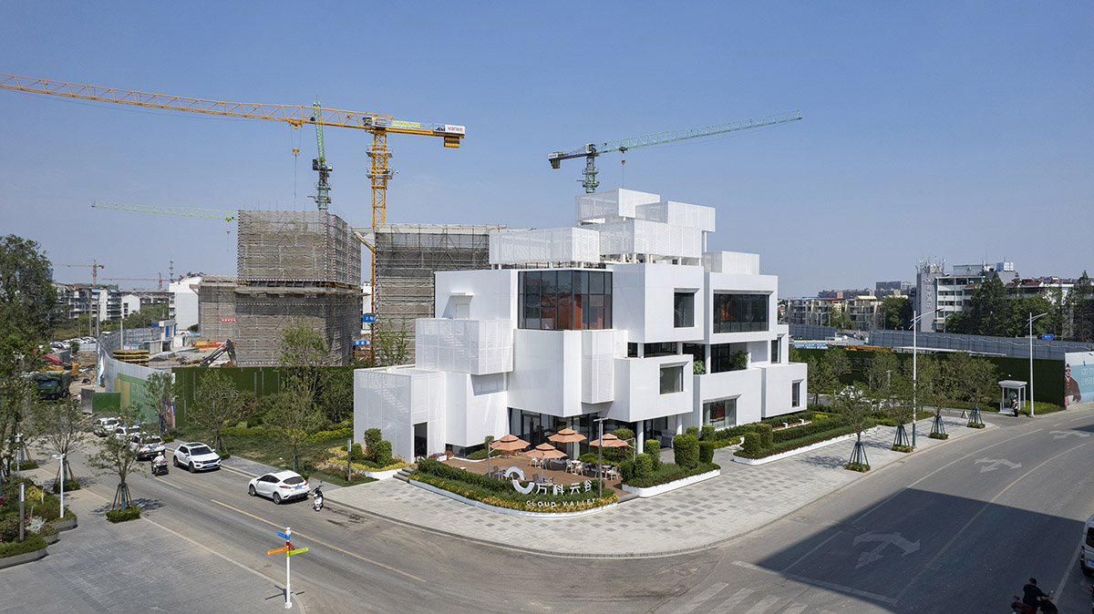 Wutopia Lab completes a Living Theatre Mount with white stacked volumes in China