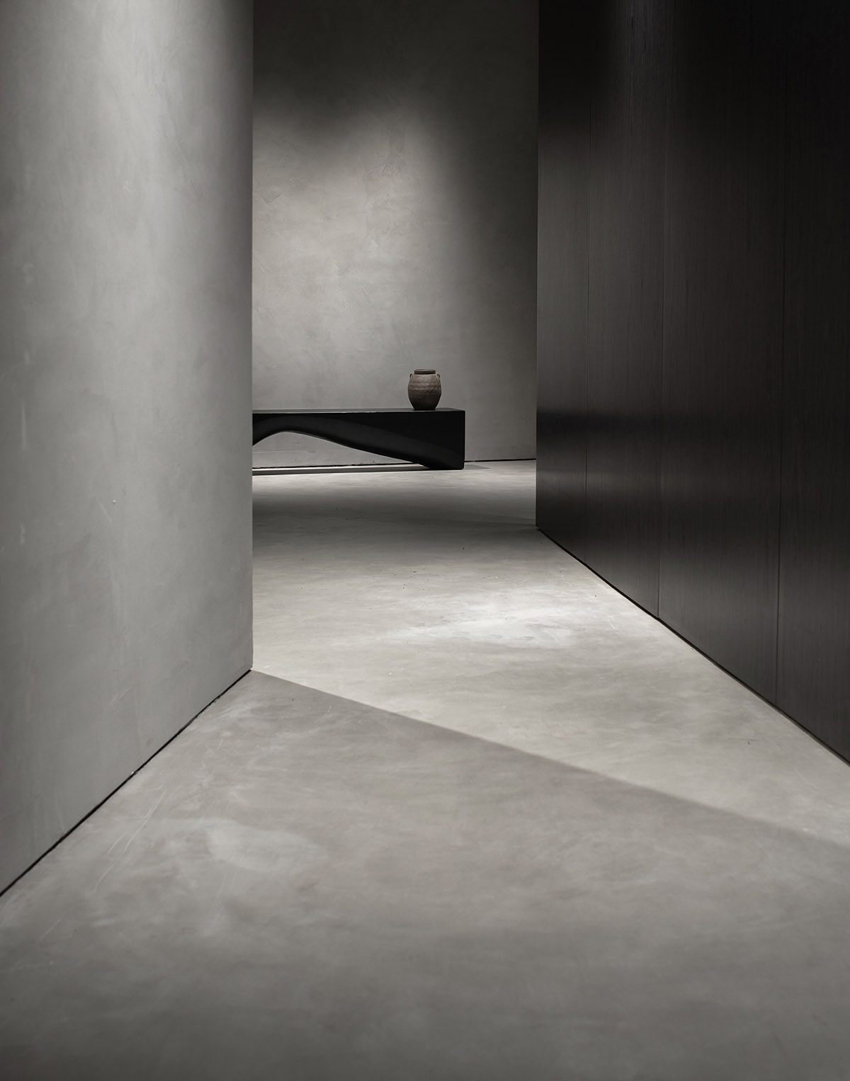 JST ARCHITECTURE creates dark-colored palette by adding a geometrical aesthetic to this showroom