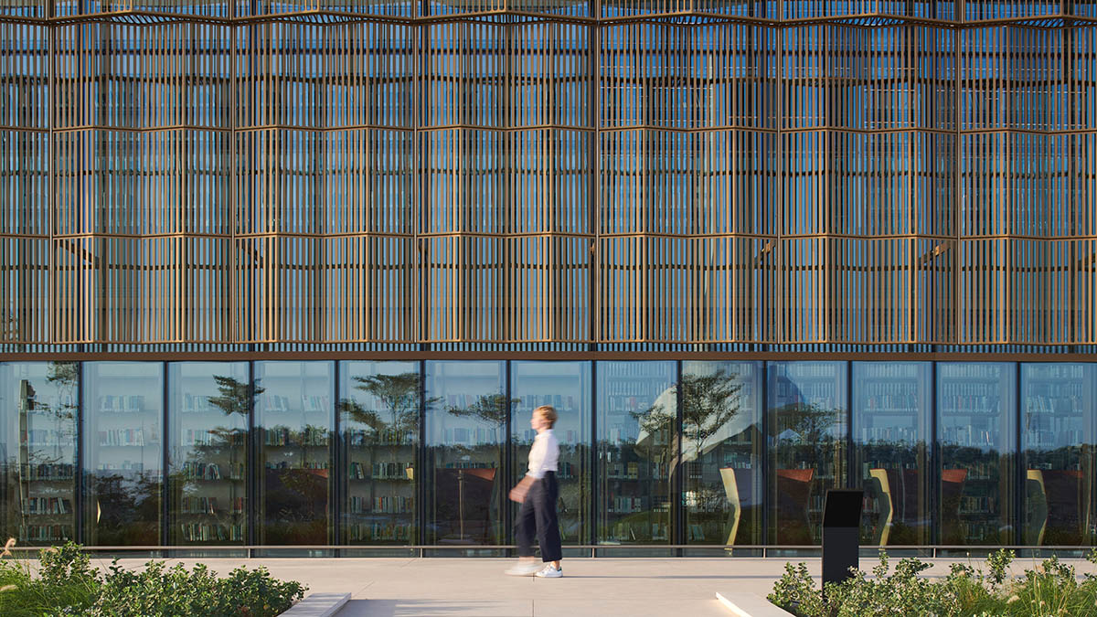 Foster + Partners completes new library and culture centre with large floating roof in Sharjah