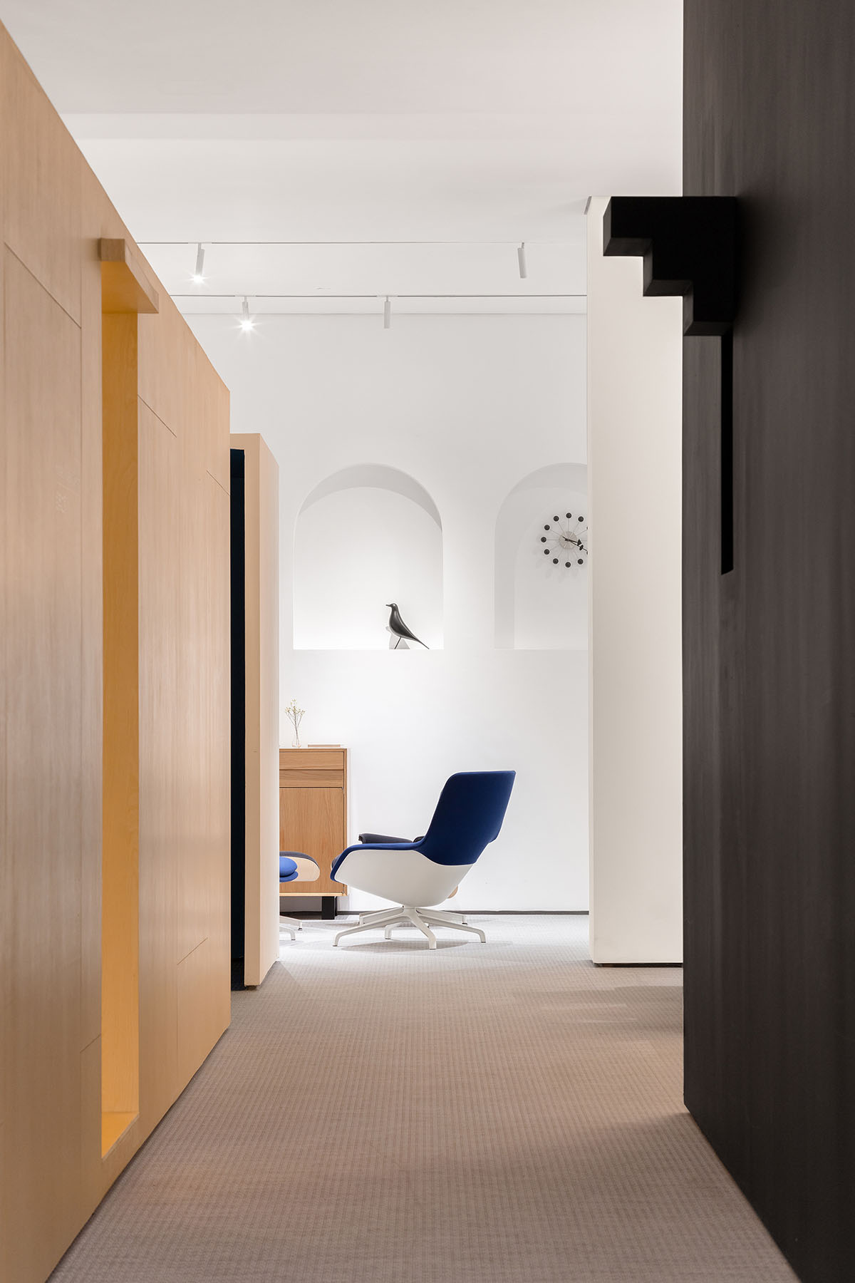 Peng & Partners designs showroom with continuous arches and themed spaces in Guangzhou
