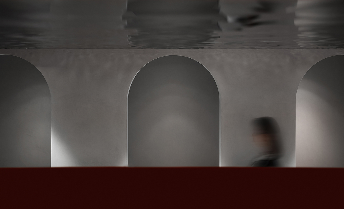 Grey and red colours combined with geometric shapes and shimmering ceiling for fashion store in China