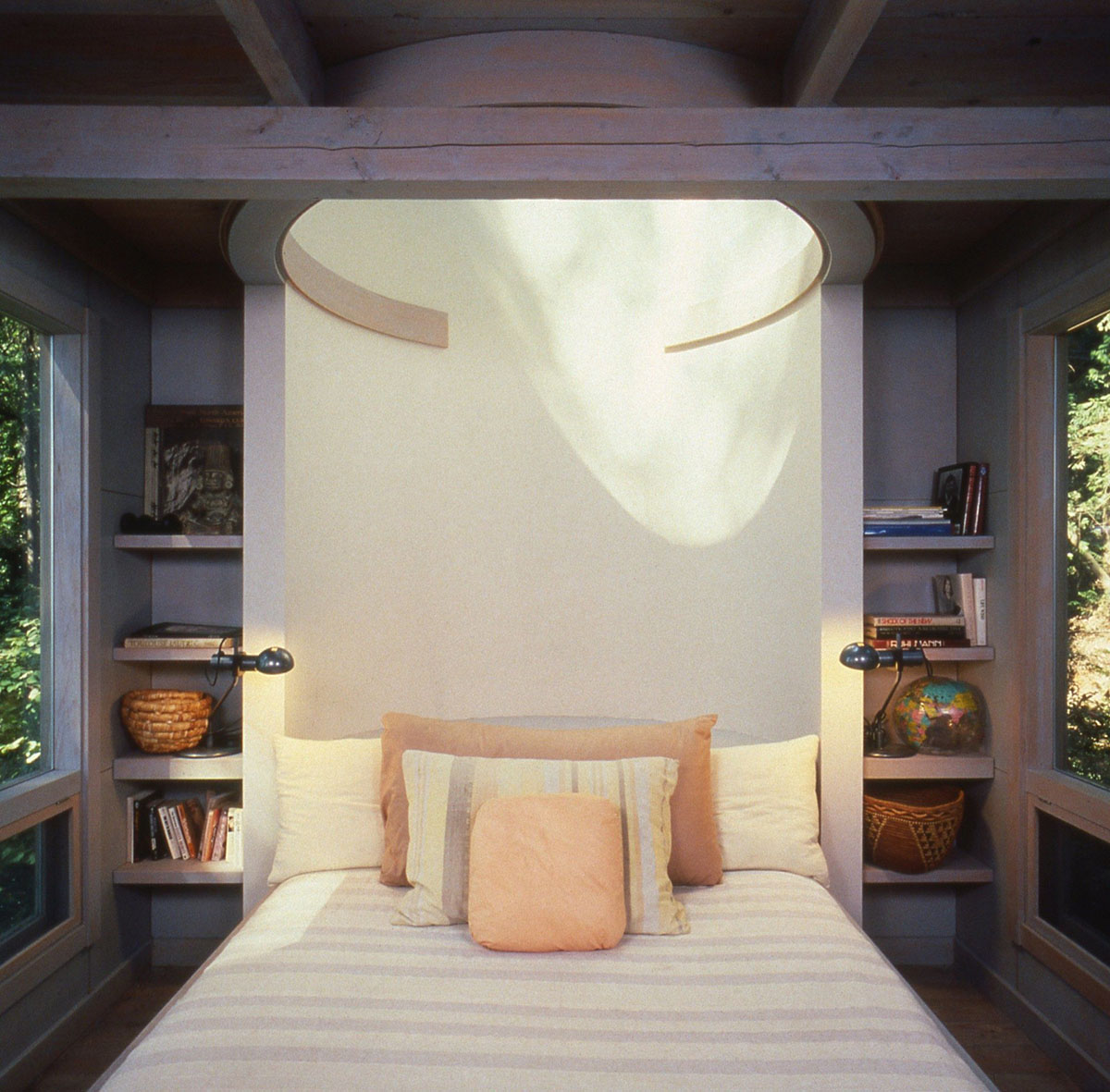 Olson Kundig transforms 1950s bunkhouse into a weekend retreat at Longbranch