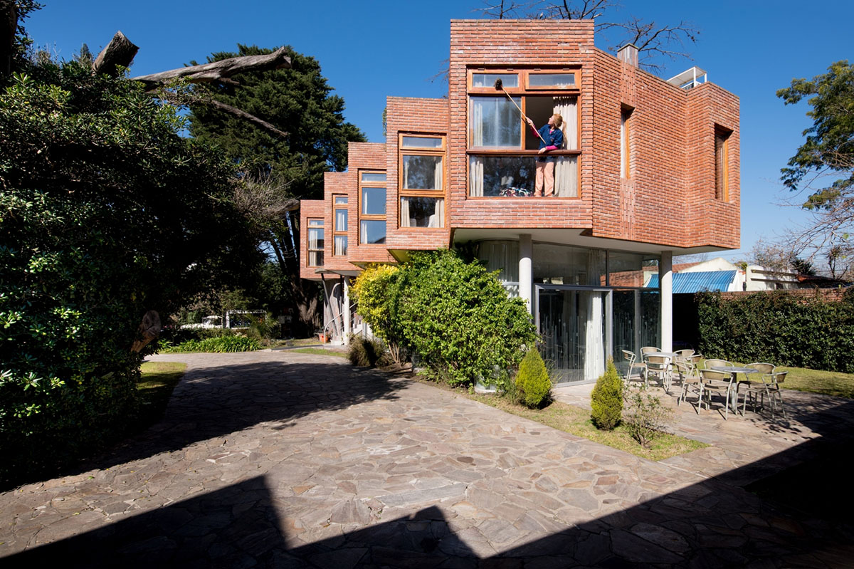 Además Arquitectura completes boutique hotel with zig zag facade on the outskirts of Buenos Aires