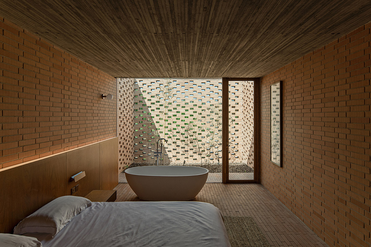 Protruding volumes form for this courtyard villa with beige shale brick in China