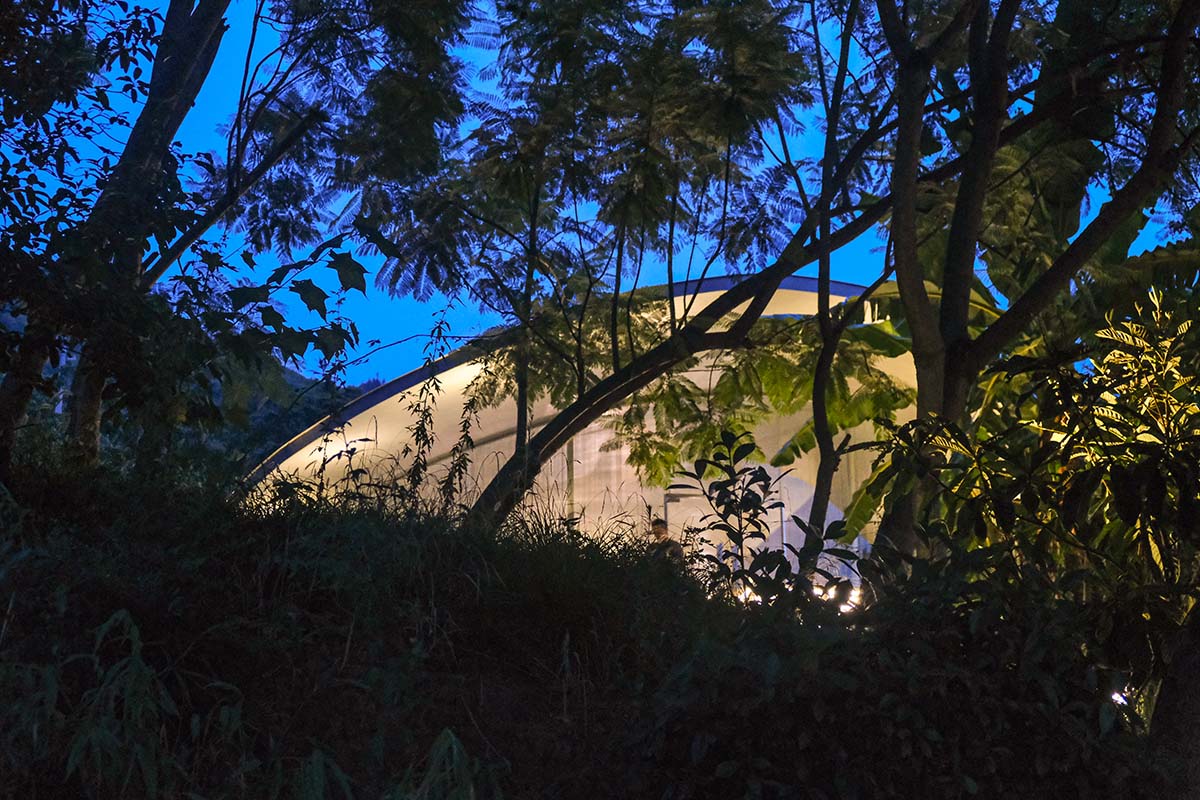 Archermit built a rock-shaped bakery supported by a giant stone in a Chinese village