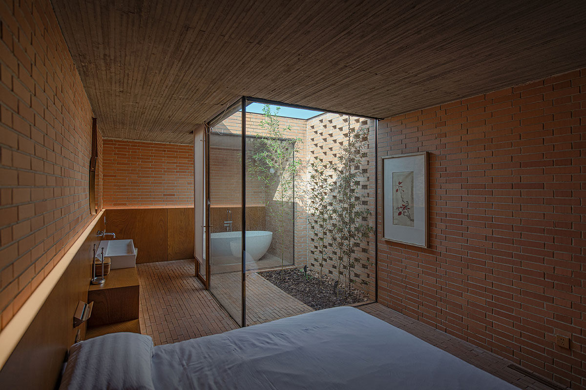 Protruding volumes form for this courtyard villa with beige shale brick in China