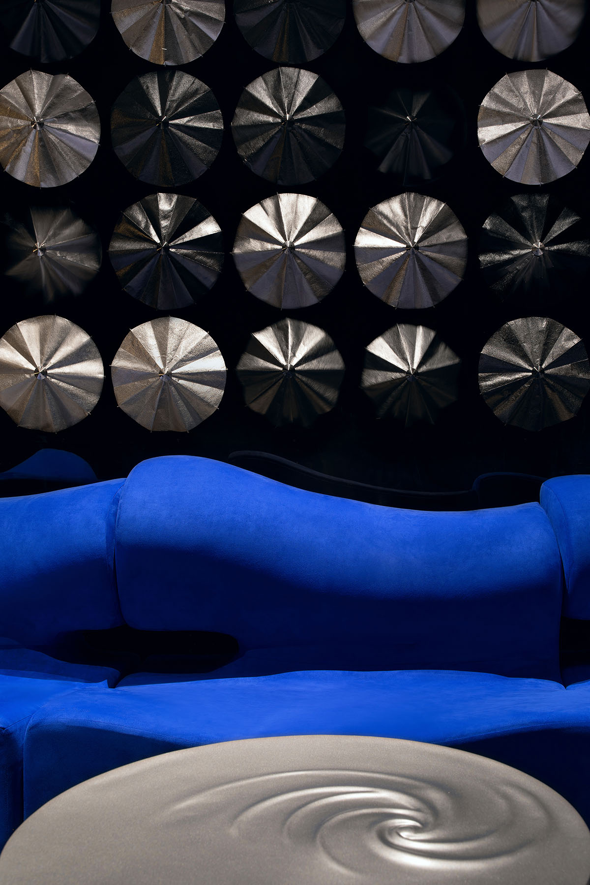 Experience center by HLD Art & Design infuses art and technology with rigid and soft curved lines 