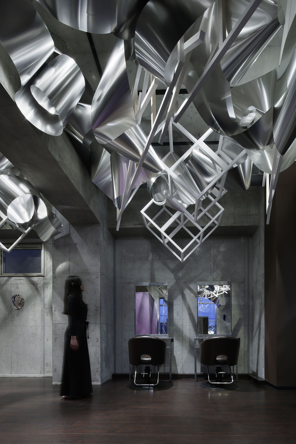 Moriyuki Ochiai creates infinite 3D surface by using thousands of aluminum sheets in a beauty salon