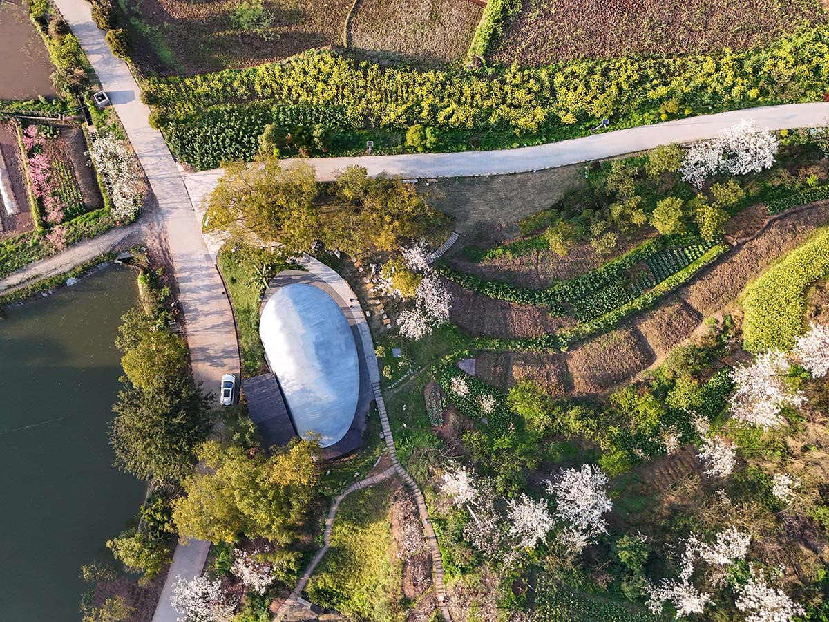 Archermit built a rock-shaped bakery supported by a giant stone in a Chinese village