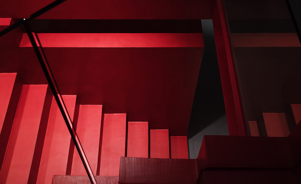 Grey and red colours combined with geometric shapes and shimmering ceiling for fashion store in China