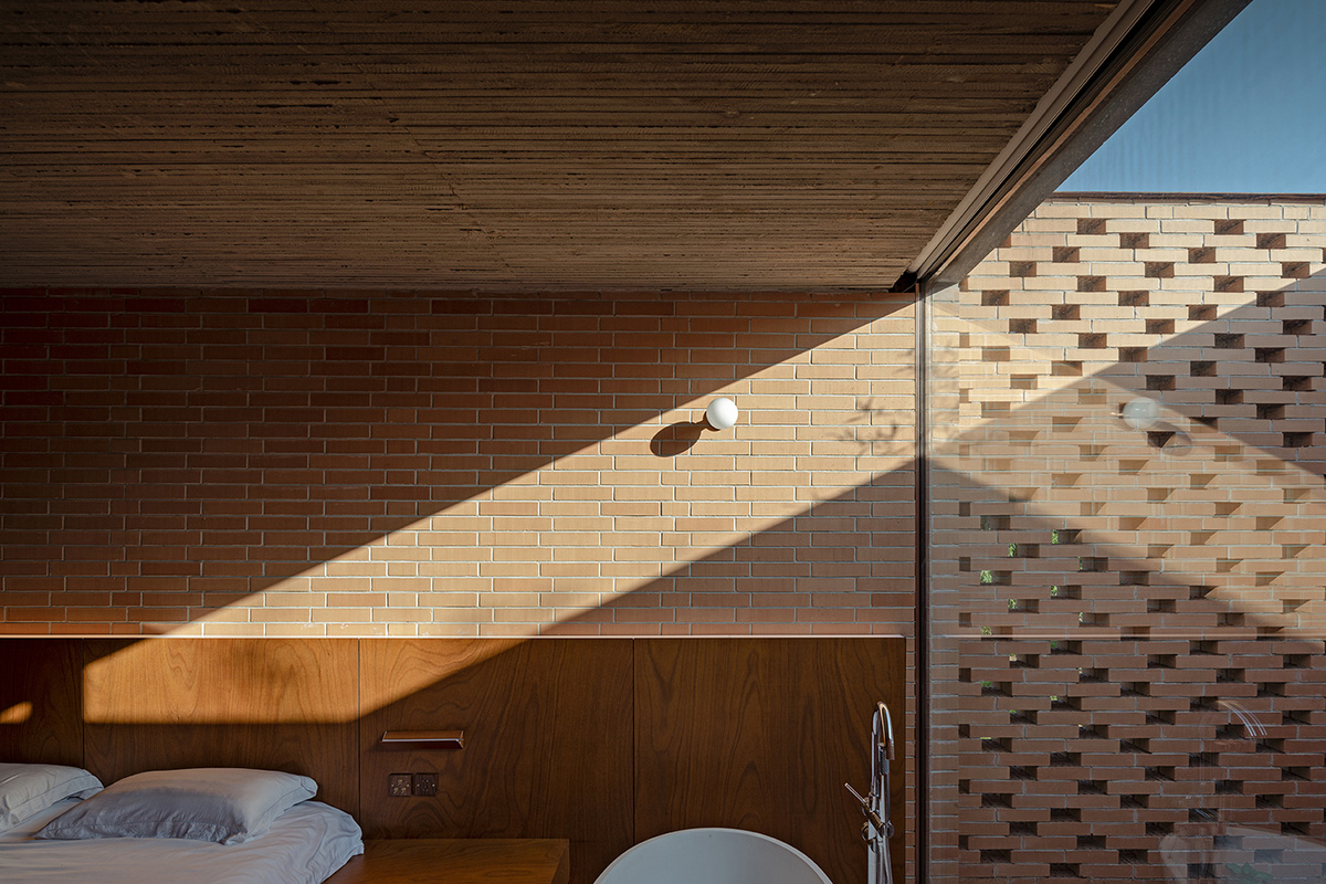 Protruding volumes form for this courtyard villa with beige shale brick in China