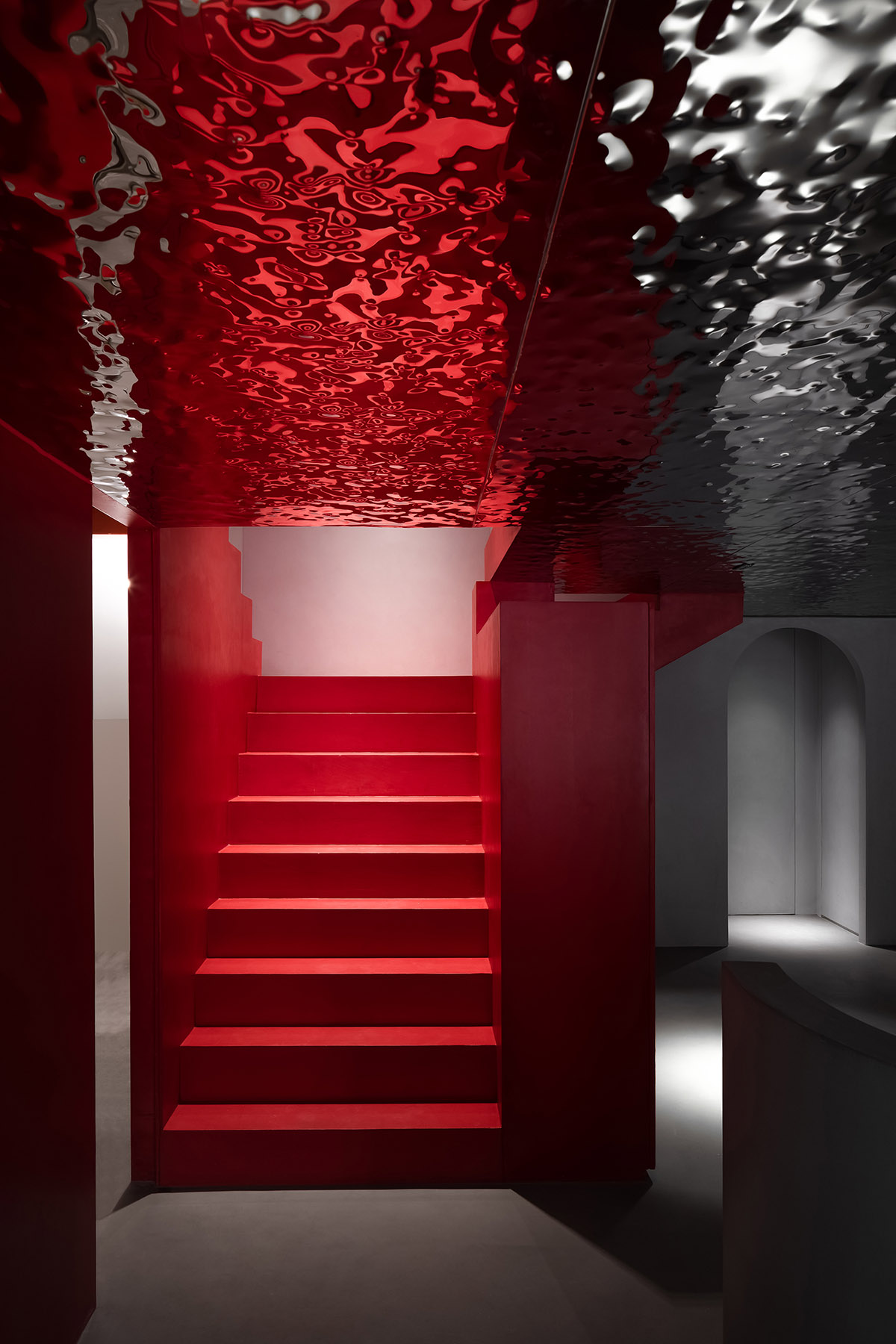Grey and red colours combined with geometric shapes and shimmering ceiling for fashion store in China