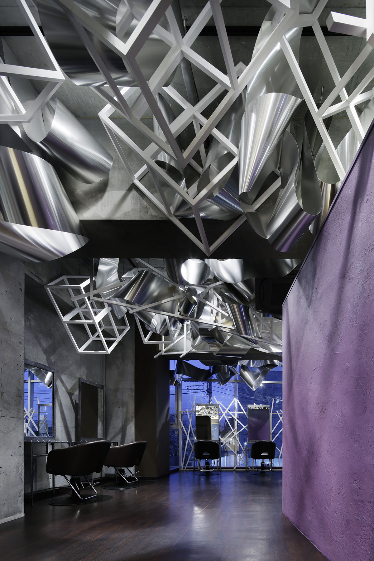 Moriyuki Ochiai creates infinite 3D surface by using thousands of aluminum sheets in a beauty salon