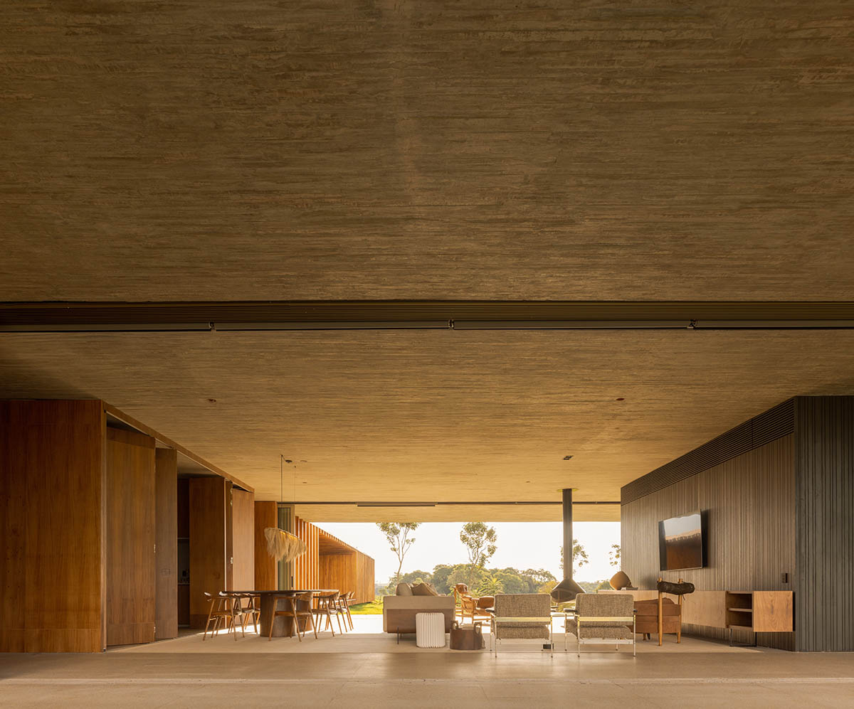 T-shaped weekend house by mf+arquitects is blended with its natural surroundings in São Paulo 