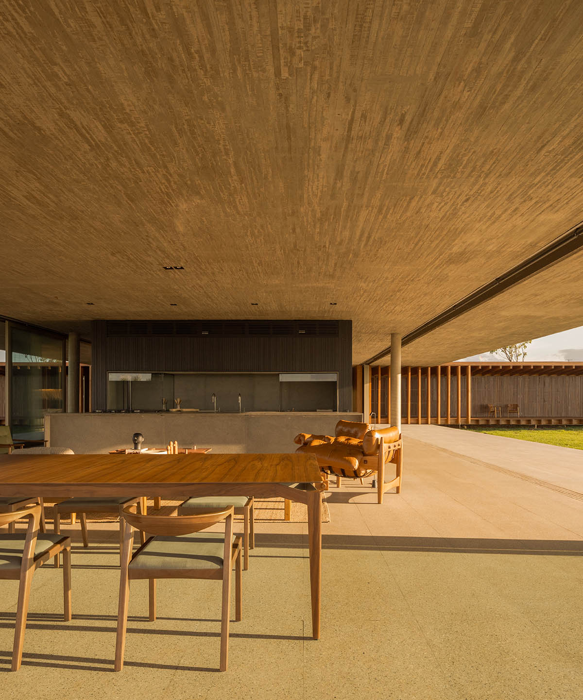 T-shaped weekend house by mf+arquitects is blended with its natural surroundings in São Paulo 