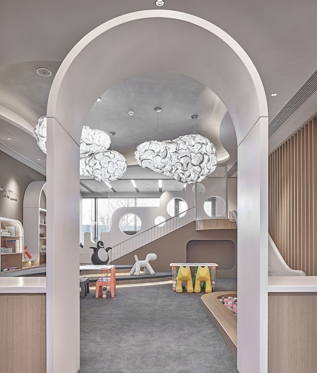 GFD creates light and amphi-theatre like interior for an experience center in China