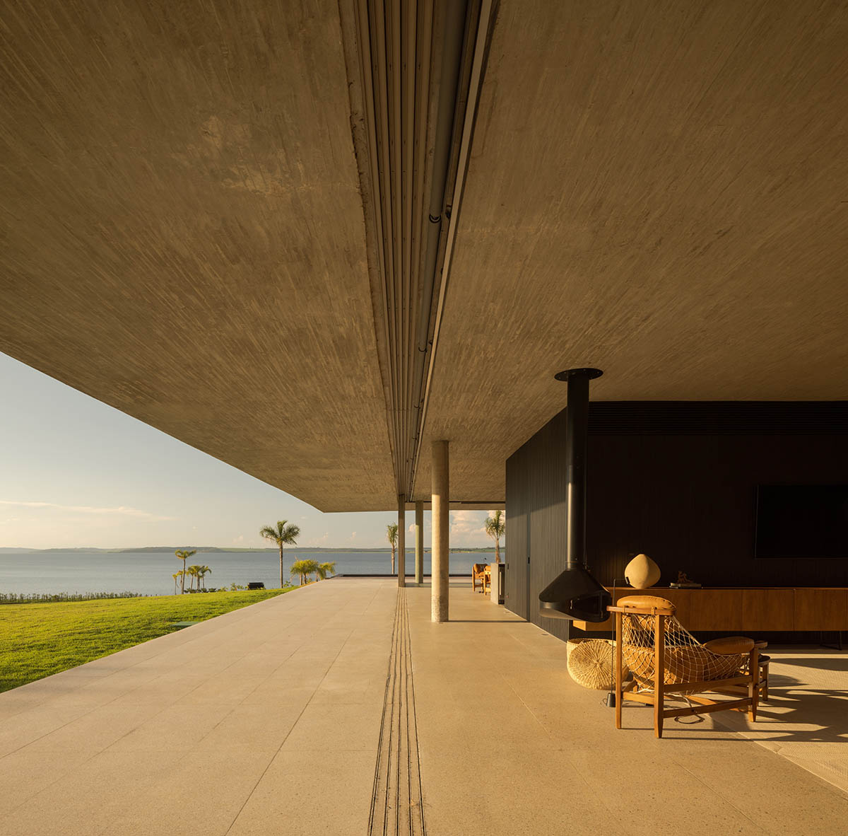 T-shaped weekend house by mf+arquitects is blended with its natural surroundings in São Paulo 