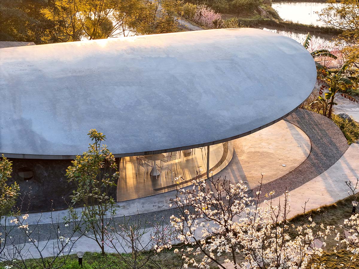 Archermit built a rock-shaped bakery supported by a giant stone in a Chinese village