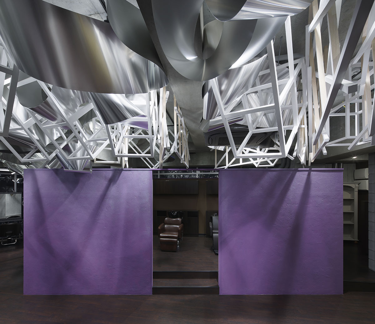 Moriyuki Ochiai creates infinite 3D surface by using thousands of aluminum sheets in a beauty salon