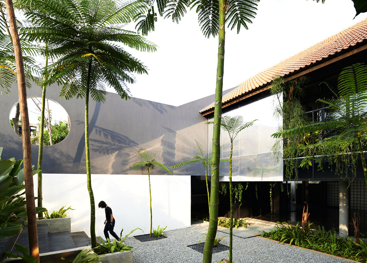 RAD+ar redesigns old vernacular building with tropical architecture as its main office in Jakarta